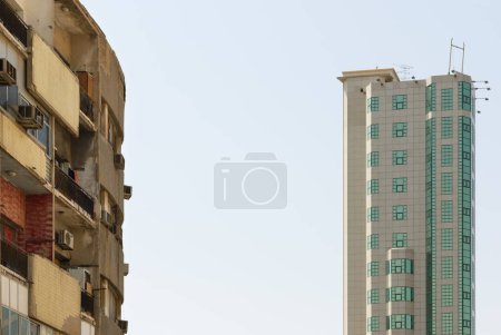 Foto de Edificios nuevos y antiguos en Hilalli Street, Kuwait City - Imagen libre de derechos