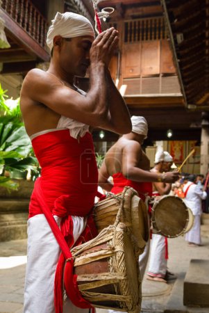Téléchargez les photos : Tambours traditionnels à Dalada Maligawa, Kandy, Sri Lanka - en image libre de droit