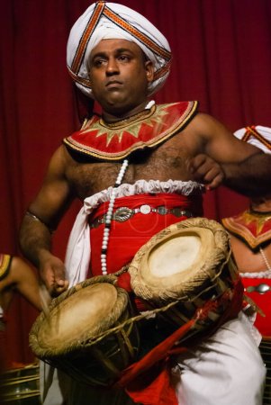 Téléchargez les photos : Tambour traditionnel sri-lankais jouant du double tambour thammattama - en image libre de droit