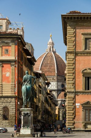 Foto de Cúpula del Brunelleschi - Cúpula de Cattedrale di Santa Maria del Fiore con estatua de Ferdinando I Medici a caballo - Imagen libre de derechos