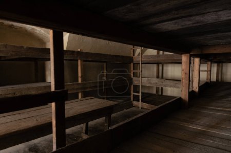 Foto de Literas de madera en celdas de prisiones masivas en la Pequeña Fortaleza, que sirvió como prisión de la Gestapo de Praga para los opositores al régimen nazi entre 1940 y 1945. Monumento a Terezin - Imagen libre de derechos