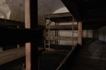 Foto de Literas de madera en celdas de prisiones masivas en la Pequeña Fortaleza, que sirvió como prisión de la Gestapo de Praga para los opositores al régimen nazi entre 1940 y 1945. Monumento a Terezin - Imagen libre de derechos