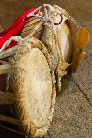 Téléchargez les photos : Thammettama - tambour double traditionnel sri lankais - en image libre de droit
