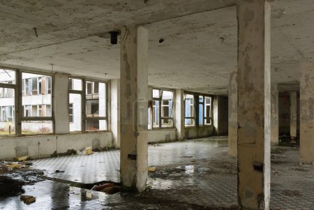 Téléchargez les photos : Bâtiment scolaire abandonné pour les enfants de soldats soviétiques, Milovice, République tchèque - en image libre de droit