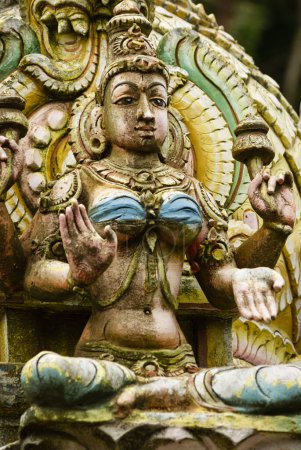 Téléchargez les photos : Ancienne statue sur la façade du temple hindou kovil Seetha Amman - en image libre de droit