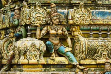Téléchargez les photos : Anciennes statues sur la façade du temple hindou kovil Seetha Amman - en image libre de droit
