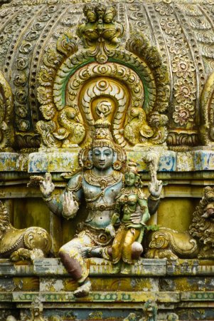 Téléchargez les photos : Anciennes statues sur la façade du temple hindou kovil Seetha Amman - en image libre de droit