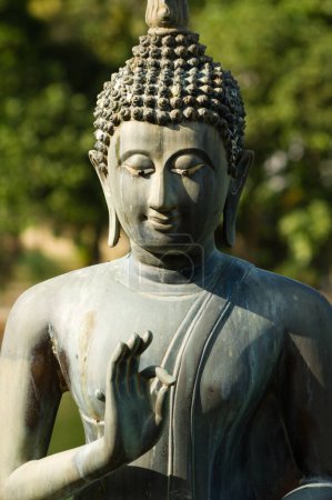Primer plano de estatua de bronce de Buda, templo de Gangaramaya, Sri Lanka
