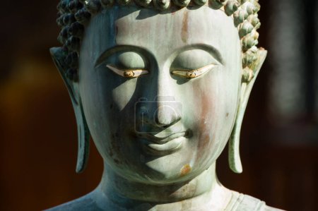Foto de Primer plano de estatua de bronce de Buda, templo de Gangaramaya, Sri Lanka - Imagen libre de derechos