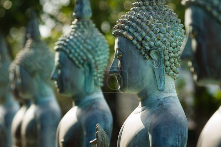 Foto de Fila de estatuas de Buda en el templo de Ganagarama, Sri Lanka - Imagen libre de derechos