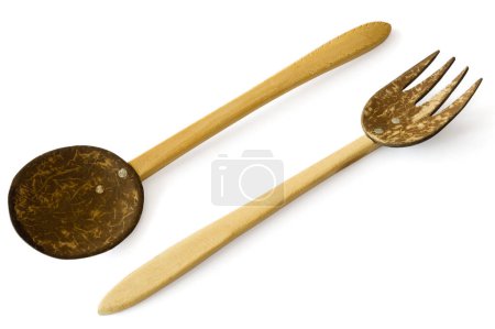 Foto de Cáscara de coco hecha a mano y tenedor de madera y cuchara sobre fondo blanco - Imagen libre de derechos