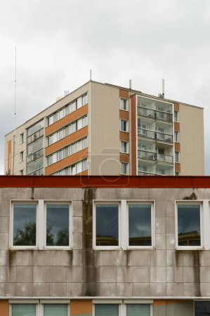 Foto de Casas de apartamentos de hormigón uniformes de estilo comunista en Praga - Imagen libre de derechos