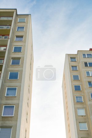 Foto de Alto aburrido uniforme de hormigón bloques de apartamentos de estilo comunista - Imagen libre de derechos