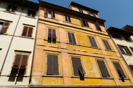 Foto de Fachadas con persianas de madera en Florencia, Italia - Imagen libre de derechos