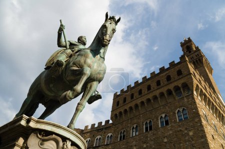 Foto de Estatua ecuestre de Cosme I Medici en Piazza della Signoria - Imagen libre de derechos