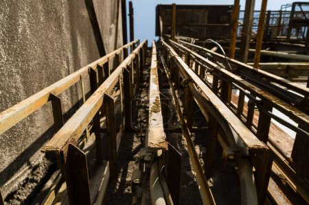Téléchargez les photos : Porte-câbles anciens et rouillés sur un bâtiment industriel abandonné - en image libre de droit