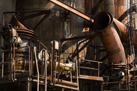 Téléchargez les photos : Massive système rouillé de tubes et tuyaux dans la zone industrielle abandonnée - en image libre de droit