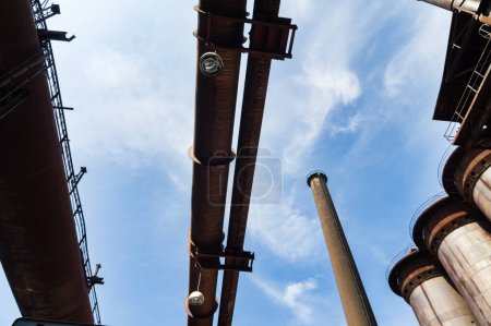 Téléchargez les photos : Massive système rouillé de tubes et tuyaux dans la zone industrielle abandonnée - en image libre de droit