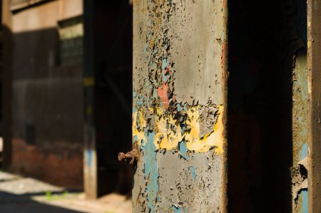 Téléchargez les photos : Couches de peinture fissurées et vieillies sur une poutre de support en fer d'un bâtiment industriel abandonné - en image libre de droit