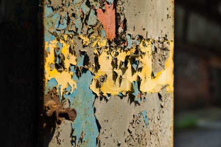 Téléchargez les photos : Couches de peinture fissurées et vieillies sur une poutre de support en fer d'un bâtiment industriel abandonné - en image libre de droit