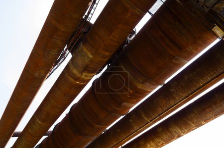Téléchargez les photos : Un ensemble de vieux pipelines massifs rouillés dans une zone industrielle - en image libre de droit
