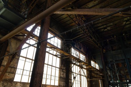 Téléchargez les photos : Intérieur d'un bâtiment industriel abandonné avec de grandes baies vitrées - en image libre de droit