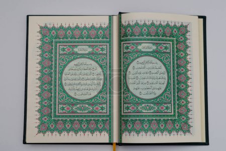 Téléchargez les photos : La première page du Coran original fait à Médine. Surah Fatiha. isolé sur fond blanc. vue de dessus. - en image libre de droit