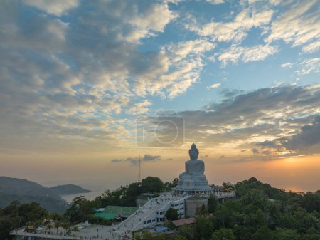 Téléchargez les photos : Vue aérienne Phuket grand Bouddha dans un beau coucher de soleil - en image libre de droit
