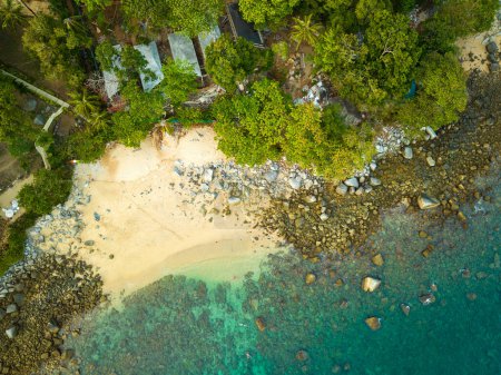 Téléchargez les photos : Vue aérienne Ao Sean petite plage de sable blanc bordée de rochers - en image libre de droit