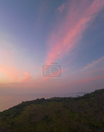 Téléchargez les photos : Vue aérienne le soleil se couche dans le ciel coloré impact sur l'océan surfac - en image libre de droit