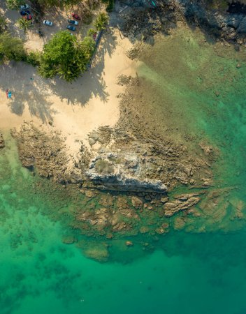Foto de .vista panorámica aérea sobre el mar turquesa alrededor de la playa de Nui pequeña playa rodeada de atracciones turísticas.. Playa de Nui es el buen lugar para nadar snorkel y canoa de mar.. fondo de mar turquesa.. - Imagen libre de derechos