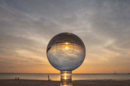 Foto de Vista de la naturaleza colorida al atardecer dentro de bola de cristal - Imagen libre de derechos