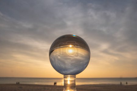 Téléchargez les photos : Vue de la nature colorée au coucher du soleil à l'intérieur boule de cristal - en image libre de droit