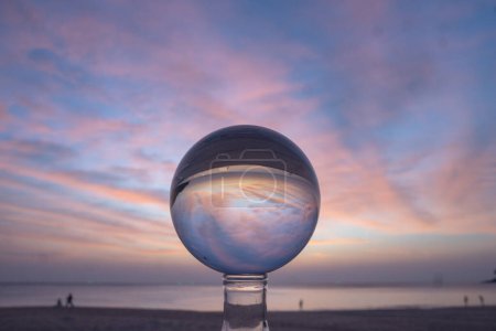 Téléchargez les photos : Vue de la nature colorée au coucher du soleil à l'intérieur boule de cristal - en image libre de droit