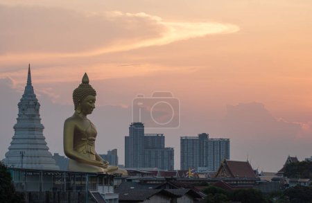 Foto de Dorado gran Buddha Wat Paknam Phasi Charoen en la puesta del sol. .beautiful reflexión puesta del sol en un canal en frente gran buddha. .scenery cielo en el crepúsculo background.the uno de los monumentos famosos en Tailandia.. - Imagen libre de derechos