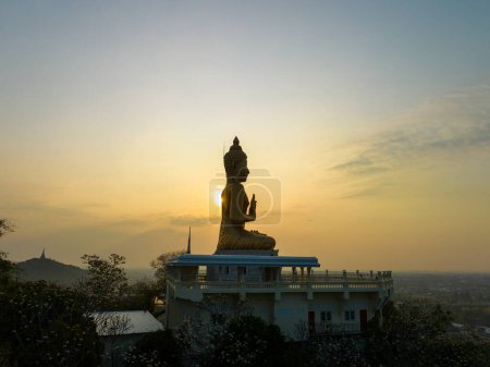 Téléchargez les photos : Vue aérienne décor ciel doré le matin au Bouddha doré sur la haute montagne - en image libre de droit