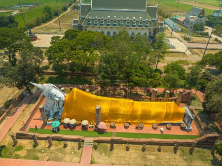 Téléchargez les photos : Vue aérienne au-dessus de Wat Khun Inthapramun est le temple qui a construit dans l'ère Sukhothai. - en image libre de droit