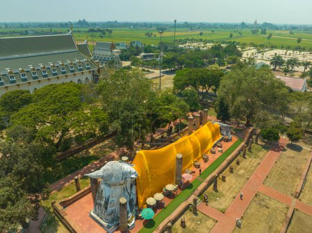 Téléchargez les photos : Vue aérienne au-dessus du grand magnifique Bouddha inclinable à Wat Khun Inthapramun Ang string Thaïlande - en image libre de droit