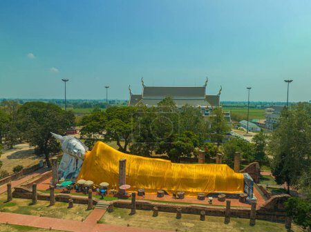 Téléchargez les photos : Vue aérienne au-dessus du grand magnifique Bouddha inclinable à Wat Khun Inthapramun Ang string Thaïlande - en image libre de droit
