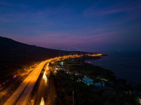 Téléchargez les photos : Vue aérienne feux orange sur l'autoroute le long de la route le long du barrage de Lam Ta Khong - en image libre de droit
