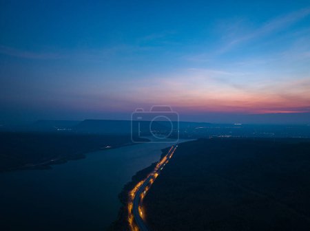 Téléchargez les photos : Vue aérienne feux orange sur l'autoroute le long de la route le long du barrage de Lam Ta Khong - en image libre de droit