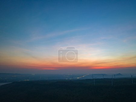 Téléchargez les photos : Vue aérienne lumières orange sur l'autoroute le long de la route le long de la Lam Ta Khong Dam.beau paysage dans le moulin à vent tôt le matin sur les montagnes, les rivières et le ciel doux fond. - en image libre de droit