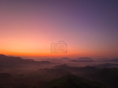 Foto de Vista aérea colores increíbles en el cielo al amanecer sobre el mar brumoso en el valle. - Imagen libre de derechos