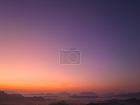 Foto de Vista aérea colores increíbles en el cielo al amanecer sobre el mar brumoso en el valle. - Imagen libre de derechos