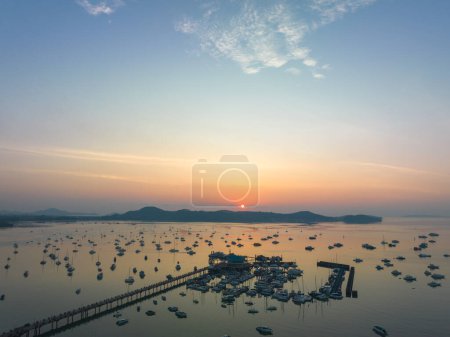 Téléchargez les photos : Vue aérienne magnifique lever de soleil nuage au-dessus de jetée Chalong - en image libre de droit