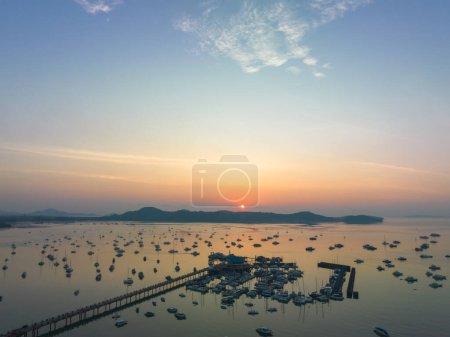 Téléchargez les photos : Vue aérienne magnifique lever de soleil nuage au-dessus de jetée Chalong - en image libre de droit