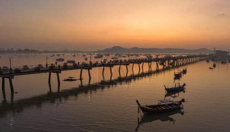 Téléchargez les photos : Vue aérienne bateaux de pêche sur la plage à Chalong jetée au lever du soleil - en image libre de droit
