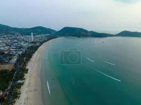 Téléchargez les photos : .vue aérienne paysage mer turquoise à Kata plage Phuket. .Pu île devant la plage de Leam Chai Kata. . Mer turquoise colorée. Couleur dégradée. texture de la mer, fond naturel abstrait. . - en image libre de droit