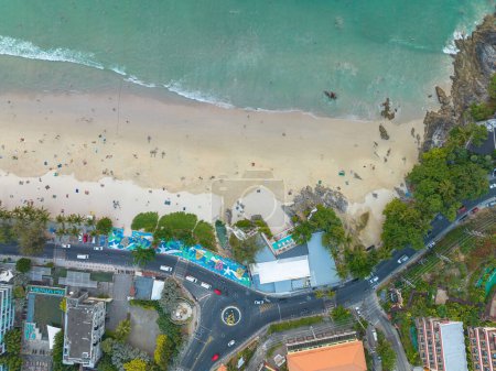 Téléchargez les photos : Vue aérienne sur la plage Patong cercle de dauphins.. Le rond-point de dauphins est à la fin de Patong Beach, à côté de Kalim Beach.. plage bondée de touristes. - en image libre de droit