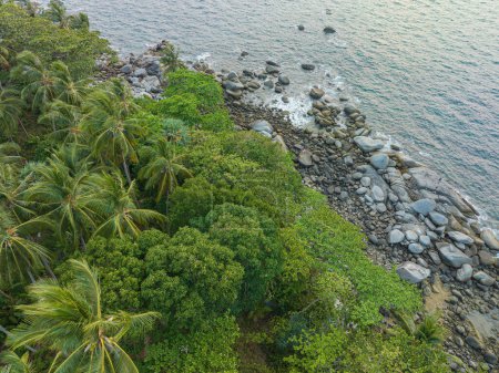 Téléchargez les photos : .vue aérienne paysage mer turquoise à Kata plage Phuket. .Pu île devant la plage de Leam Chai Kata. . Mer turquoise colorée. Couleur dégradée. texture de la mer, fond naturel abstrait. . - en image libre de droit